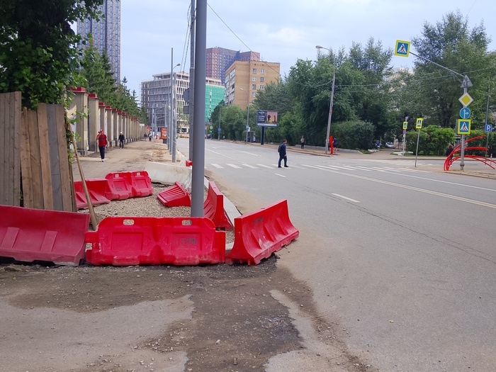 Пересечение Пресненского вала и ул. Климашкина, 10.07.2026. Уже все закопали, а справа на перекрестке видим еще торчащие "коммуникации".