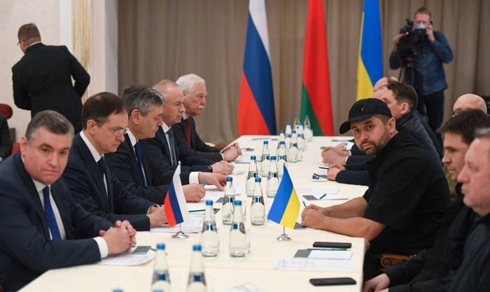 Переговоры между Россией и Украиной в Гомельской области Белоруссии, февраль 2022 г. Фото: <a href="https://pikabu.ru/story/yeto_agressiya_a_ne_samooborona_senator_kosachev_obyasnil_novyie_planyi_nato_14141095?u=http%3A%2F%2Fria.ru%2F&t=%D0%A0%D0%98%D0%90%20%D0%9D%D0%BE%D0%B2%D0%BE%D1%81%D1%82%D0%B8&h=95cfc105819a6bbe784e4ead6d4e493da37403f0" title="http://ria.ru/" target="_blank" rel="nofollow noopener">РИА Новости</a>/ Александр Кряжев