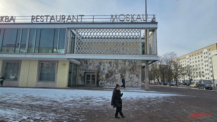 Кафе «Москва» на улице Карл-Маркс-Аллея. Фото: <a href="https://pikabu.ru/story/myi_vas_tak_silno_lyubili_no_za_chto_v_byivshey_gdr_obizhenyi_na_russkikh_14144121?u=https%3A%2F%2Faif.ru%2F&t=%D0%90%D0%B8%D0%A4&h=f5982b8f2d6f8c417b8f18af99b707f0561b0035" title="https://aif.ru/" target="_blank" rel="nofollow noopener">АиФ</a>/ Георгий Зотов