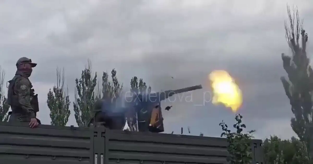 Reply to the post Carousel) Is everyone alive? - Shooting, Weapon, Machine gun, Fear, Military, Short videos, Mat, Reddit, Video, Reply to post