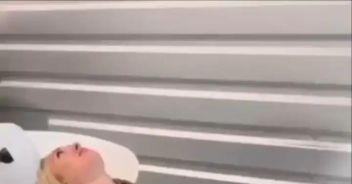 An unexpected purchase... - Vertical video, Short videos, Purchase, Suddenly, Score, Staging, Prank, Reaction, The fall, Salon, Girls, Women, Failure, beauty, Collapse, The fright, Video