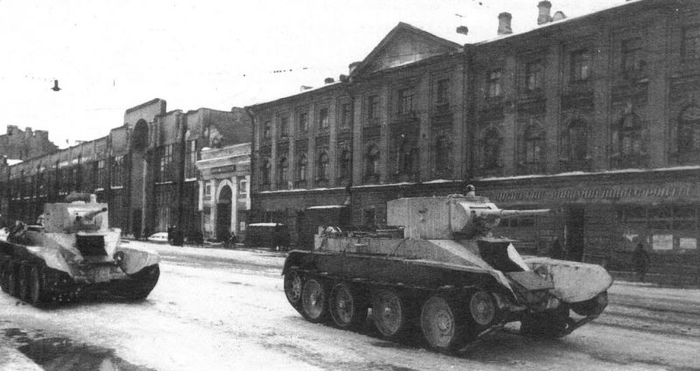 Легкие колесно-гусеничные танки БТ-5 на проспекте Володарского в блокадном Ленинграде