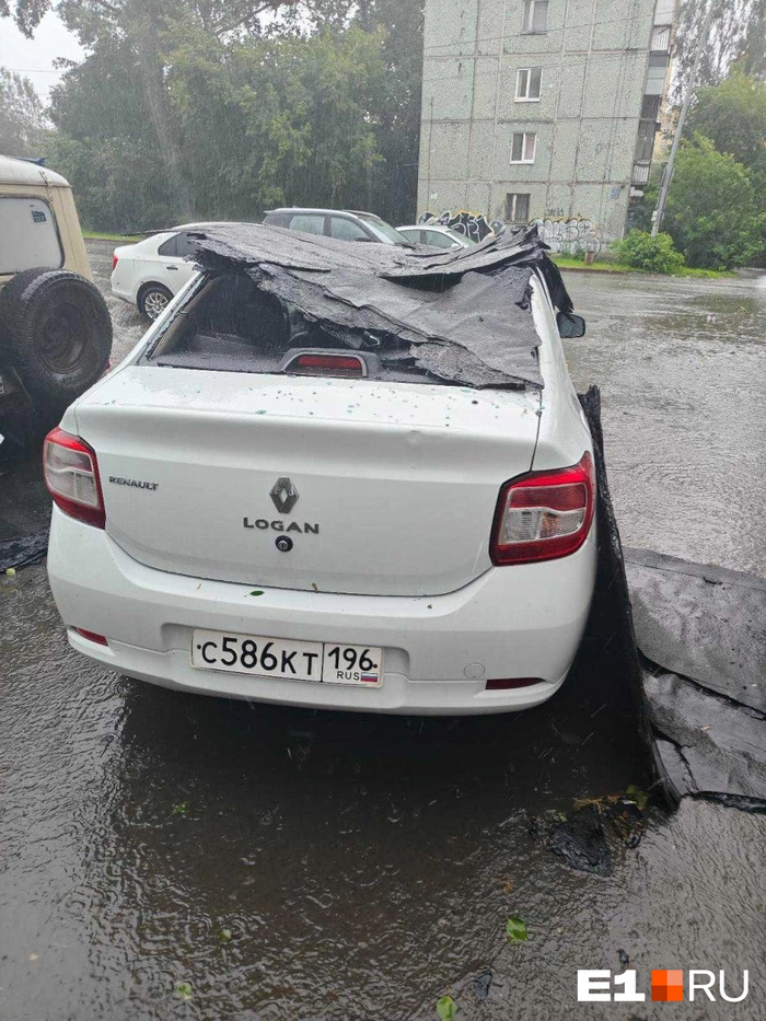 Крышу автомобиля просто продавило Источник: читатель <!--noindex--><a href="https://pikabu.ru/story/yeto_apokalipsis_vsem_v_ukryitie_moshchnyiy_uragan_proshelsya_po_ekaterinburgu_14154357?u=http%3A%2F%2FE1.RU&t=E1.RU&h=d14cb2f4849bc246a517d6332b909846dc263a36" title="http://E1.RU" target="_blank" rel="nofollow noopener">E1.RU</a><!--/noindex-->