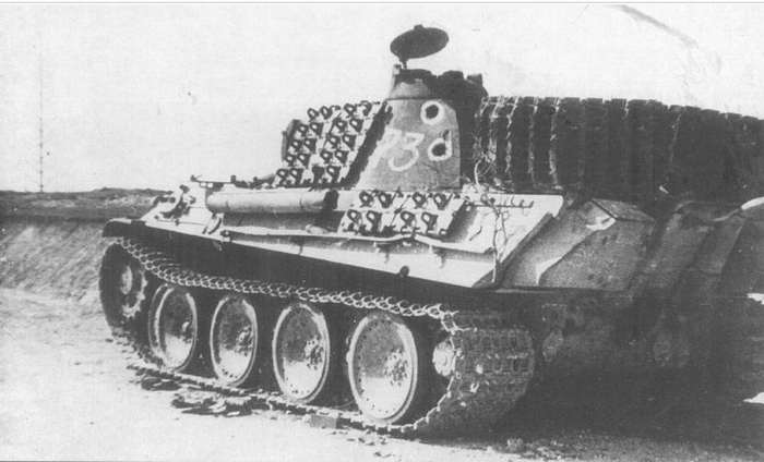 Алло, Ганс, у тебя два пропущенных! Танк Pz.Kpfw. V «Пантера» Ausf. G, шёл в колонне шестым. Подбит в башню 85-мм снарядами. Позади колонна немецкой бронетехники, уничтоженная из засады советской артиллерией на границе Венгрии и Австрии