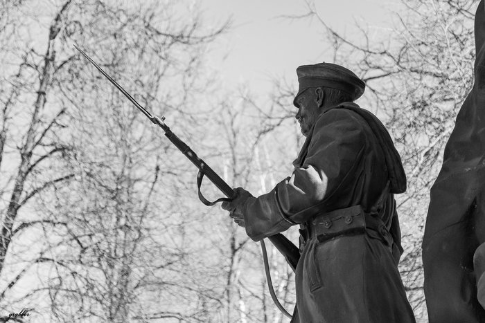 Фрагмент памятника героям Первой Мировой Войны в сквере между автовокзалом и железнодорожным вокзалом города Псков