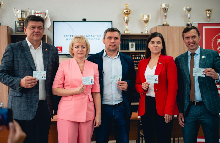 Член ЦК КПРФ Николай Бондаренко вручил удостоверения кандидатов в депутаты своим товарищам