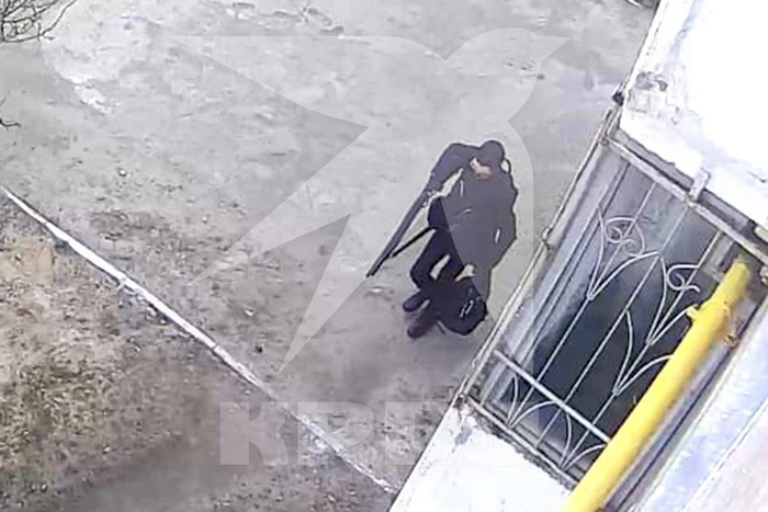 11 мая 2021 года. Галявиев идёт убивать учеников гимназии. Фото: Кадр видео.
