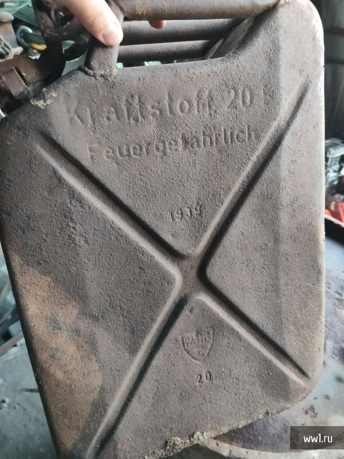 1939 год, Германия, пока просто крестик, и много всяких лишних буковок - торопиться было некуда, войны пока нет, красоту наводили. Но потом всё изменилось.