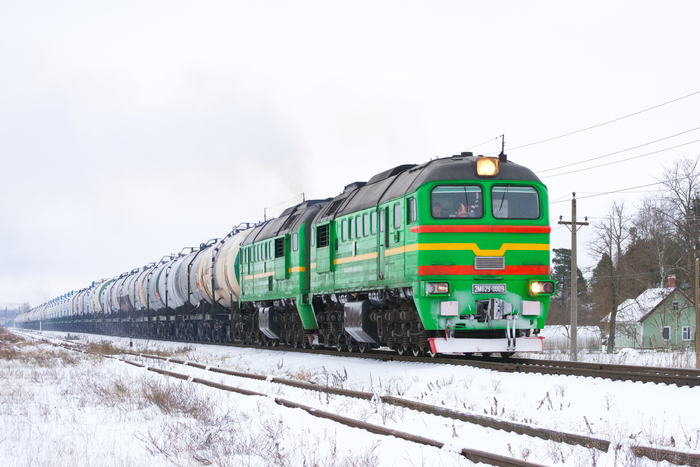 Тепловоз 2М62У-0009 LDZ (Латвийские железные дороги) с наливным составом