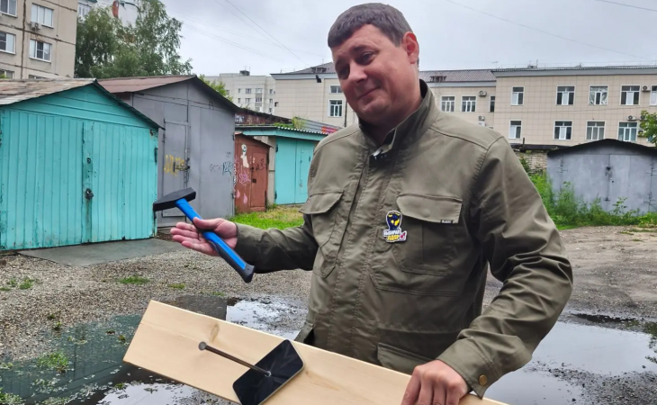 An Altai deputy hammered a nail into his iPhone after Russian apps were removed from the App Store. - Politics, MAX messenger, Blocking, iPhone, Altai region, Liberal Democratic Party, Restrictions