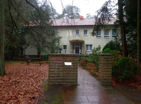 <a href="https://pikabu.ru/story/za_stenoy_4_14182410?u=https%3A%2F%2Fde.wikipedia.org%2Fwiki%2FWaldsiedlung_%28Bernau_bei_Berlin%29&t=%D0%94%D0%BE%D0%BC%D0%B8%D0%BA%2C%20%D0%B2%20%D0%BA%D0%BE%D1%82%D0%BE%D1%80%D0%BE%D0%BC%20%D0%B6%D0%B8%D0%BB%D0%B8%20%D0%A3%D0%BB%D1%8C%D0%B1%D1%80%D0%B8%D1%85%D1%82%D1%8B&h=ede413f1727042ba09ec1096ad165a85ed80c18c" title="https://de.wikipedia.org/wiki/Waldsiedlung_(Bernau_bei_Berlin)" target="_blank" rel="nofollow noopener">�����, � ������� ���� ���������</a>