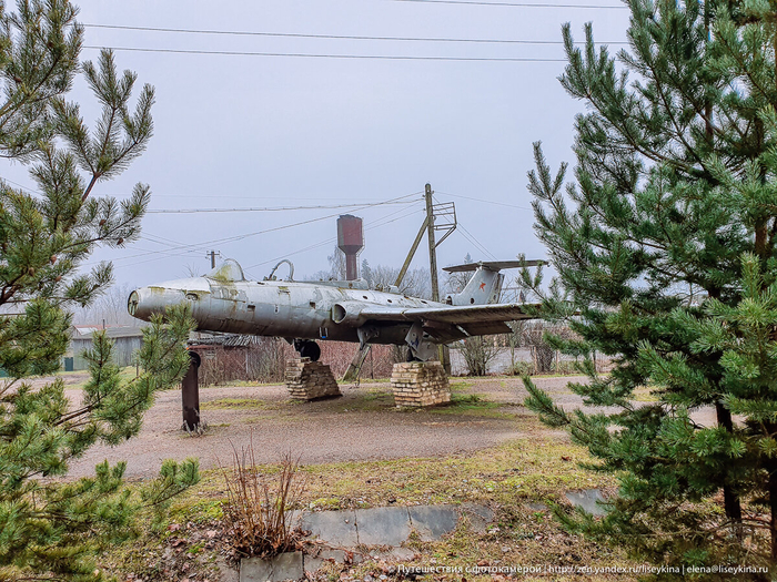 Учебно-тренировочный самолёт L-29 . Передан в дар селу местным аэродромом.