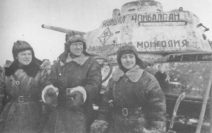 Экипаж танка. Слева направо: И.М. Леушин, П. Т. Токарев, П. М. Окунев. Фото: неизвестный источник.