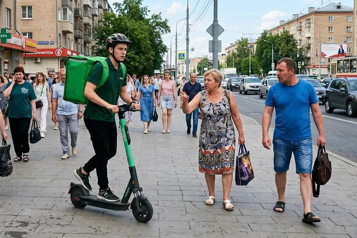 ЛДПР предложила запретить курьерам ездить по тротуарам на электросамокатах