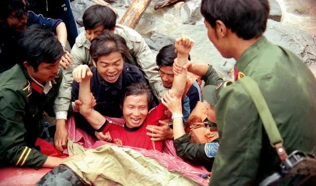 Response to the post The raging Yangtze River in the Tiger Leaping Gorge (southwest China) - Short videos, Vertical video, With sound, Video, Nature, Yangtze, China, Gorge, Asia, River, Flow, Spectators, Tourist places, Travels, Туристы, Element, Swirling, Reply to post, Longpost