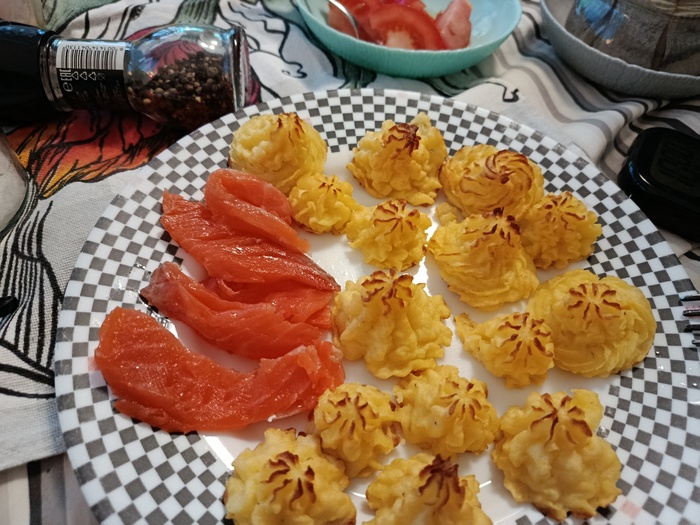 Картофель дюшес с карельской форелью слабой соли.