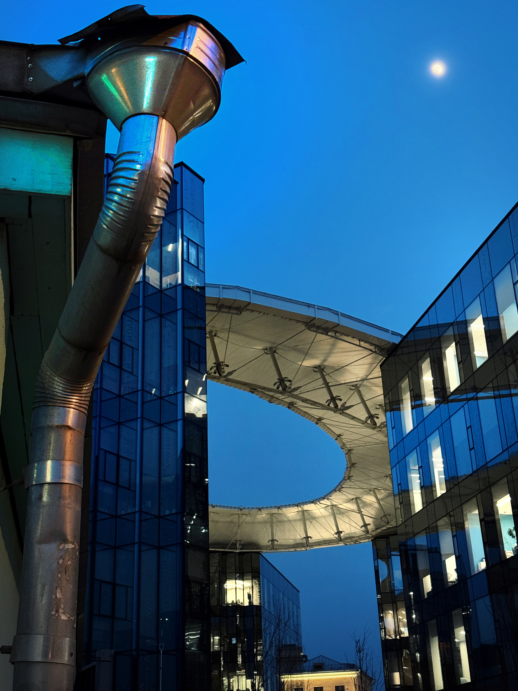 Surreal location - My, The photo, beauty, Moscow, Town, Architecture, Surrealism, Contrast, City walk, Aesthetics, Future, Building, Unusual, The street, Style, Design, Modern architecture, Form, Light, Office, Lighting