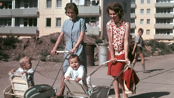 <a href="https://pikabu.ru/story/za_stenoy_6_14204322?u=https%3A%2F%2Fwww.morgenpost.de%2Fkultur%2Fberlin-kultur%2Farticle120751531%2FFotoband-zeigt-die-schoenen-Seiten-von-Ost-Berlin.html&t=%D0%9C%D0%BE%D0%BB%D0%BE%D0%B4%D1%8B%D0%B5%20%D0%BC%D0%B0%D0%BC%D1%8B%20%D0%B2%20%D0%B1%D0%B5%D1%80%D0%BB%D0%B8%D0%BD%D1%81%D0%BA%D0%B8%D1%85%20%D0%BD%D0%BE%D0%B2%D0%BE%D1%81%D1%82%D1%80%D0%BE%D0%B9%D0%BA%D0%B0%D1%85%2C%201964%20%D0%B3%D0%BE%D0%B4&h=6ce634e27262e2716c4bf7fc19b21ce862a8572a" title="https://www.morgenpost.de/kultur/berlin-kultur/article120751531/Fotoband-zeigt-die-schoenen-Seiten-v..." target="_blank" rel="nofollow noopener">������� ���� � ���������� ������������, 1964 ���</a>