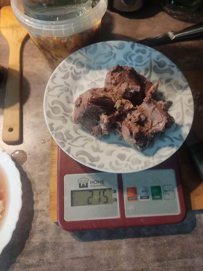 Мяса 215 грамм с пленками и жилами. 63% от указанного веса.