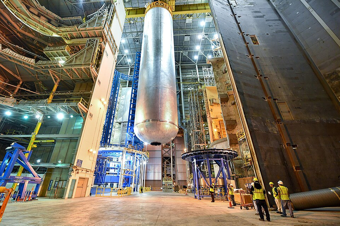 �����: NASA ��������: <a href="https://pikabu.ru/story/pochemu_v_nevesomosti_toplivo_perestayot_postupat_k_dvigatelyu_raketyi_14204675?u=https%3A%2F%2Fcommons.wikimedia.org%2Fwiki%2FFile%253ASLS_Liquid_Hydrogen_Fuel_Tank.jpg%3Futm_source%3Dchatgpt.com&t=commons.wikimedia.org&h=568d1803770d9b14b4a4514ffda2c44138547393" title="https://commons.wikimedia.org/wiki/File%3ASLS_Liquid_Hydrogen_Fuel_Tank.jpg?utm_source=chatgpt.com" target="_blank" rel="nofollow noopener">commons.wikimedia.org</a>