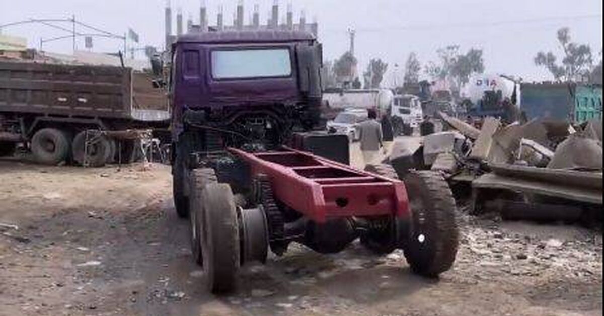 The truck was assembled from scrap metal parts. Pakistani auto industry - Pakistan, Repair of equipment, Auto repair, Car service, Rukozhop, Auto, Truck, Breaking, Spare parts, Welding, Automotive industry, Process, Pakistani Technology, Engine, Pakistanis, Video, Rutube