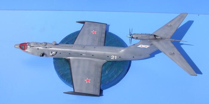 Подставка набрана из нескольких слоев толстого картона и оклеена фольгой на толстый слой клея типа Момента.