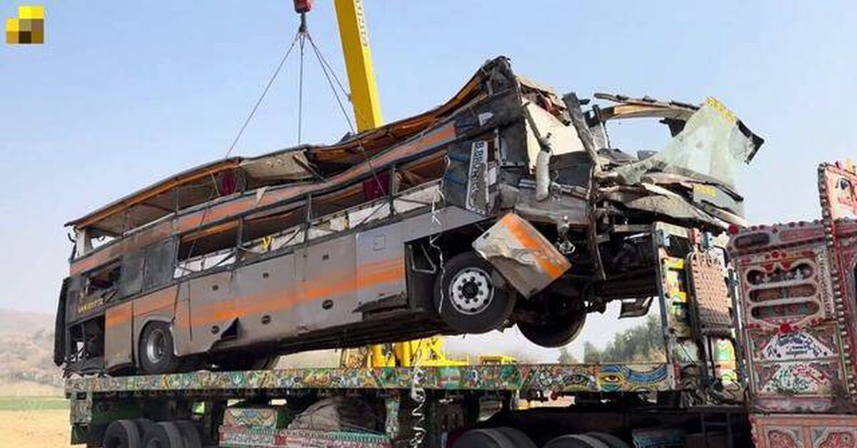 A Pakistani bus was involved in a terrible accident. Evacuation and investigation. - Pakistan, Bus, Road accident, Crash, Violation of traffic rules, Auto junk, Damage, Tow truck, Road safety, Pakistanis, Incident, Technics, Tap, Car service, Video, Rutube