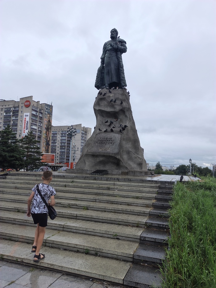 А это памятник Ерофею Павловичу Хабарову на ж/д вокзале