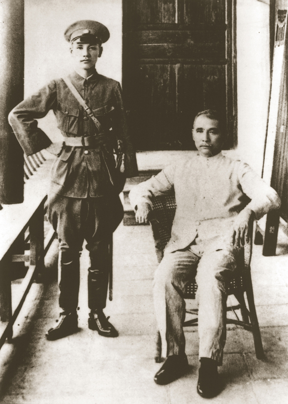 Сунь Ятсен и Чан Кайши в Военной академии Вампу, 16 июня 1924 года.