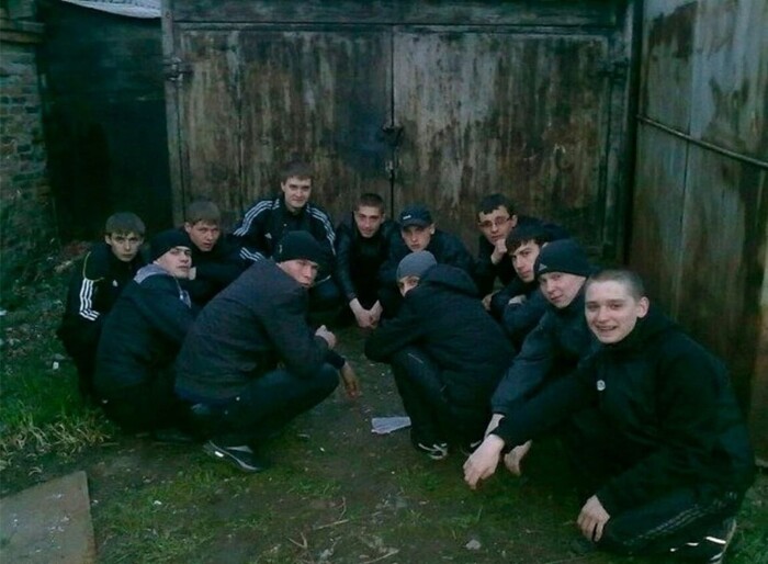 Вот примерно так они выглядели. Оригинальных фото из детства не осталось, ребята почему-то не любили фотографироваться. Странно?