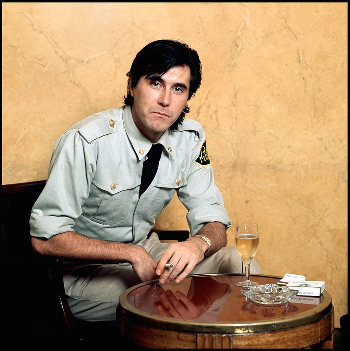 ������ �����, 1975. �� ����� ����� ����� ������� "Senior Service". ��� �������� - ����������� �������� ������������ ������‑�������� ����� ��������������: �� ��������� �������� ����� ���������� ���.