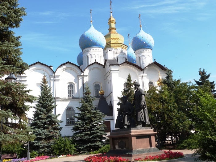Вид на памятник зодчим Казанского Кремля, Благовещенский собор