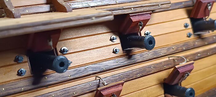 Стопорные шайбы намотал из той же латунной проволоки 0,8 и расплющил на наковальне.