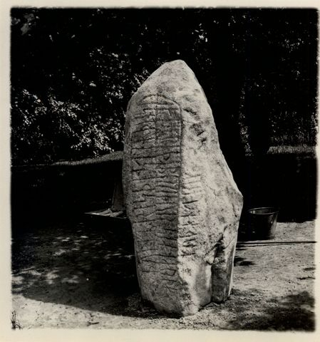 Камень из Йерминна № 1. Дания, 970–1020 годы. Надпись на камне: «Тольв поставил этот камень по Хради, своему брату, очень хорошему воину».