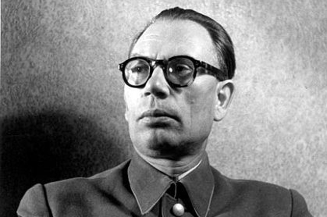 Андрей Власов в 1942 году. Фото: <a href="https://pikabu.ru/story/novyiy_front_dlya_stalina_kak_predatel_bessonov_vyisluzhivalsya_pered_nemtsami_14243257?u=http%3A%2F%2Fcommons.wikimedia.org%2Fwiki%2FMain_Page&t=Commons.wikimedia.org&h=ab46baa1ff34d4d5dae44bf24caebe4af1af3cf6" title="http://commons.wikimedia.org/wiki/Main_Page" target="_blank" rel="nofollow noopener">Commons.wikimedia.org</a>