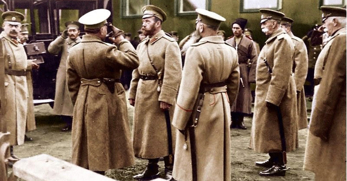 Обратите внимание, как по-разному топорщится сукно шинелей военных разного ранга.