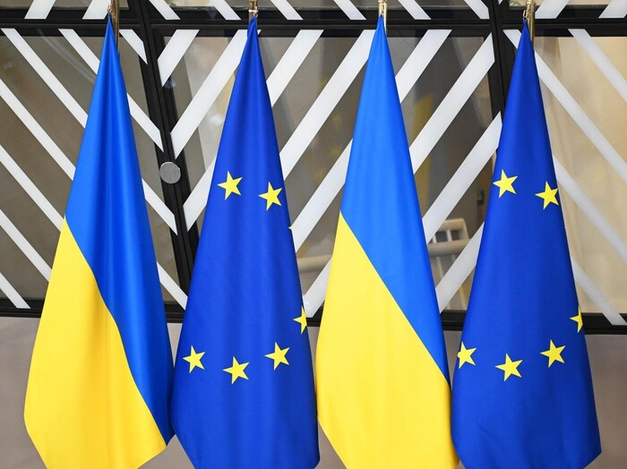 Государственные флаги Украины и флаги с символикой Евросоюза | РИА Новости / Стрингер