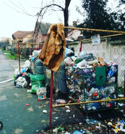 Типичная мусорка. А тут добрые люди уже и вещи отдельно для меня оставили.