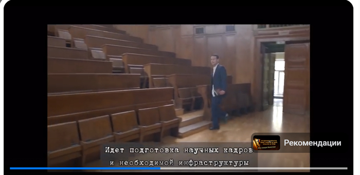 В кадре только один студент.