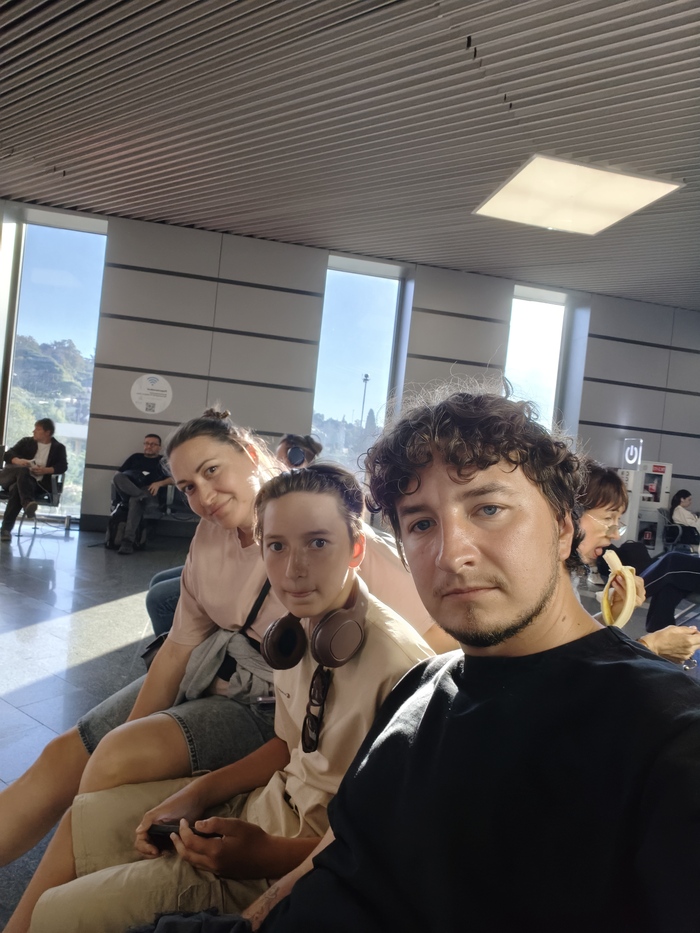 Это мы в аэропорту) а тётя на заднем плане бананчик кушает😁