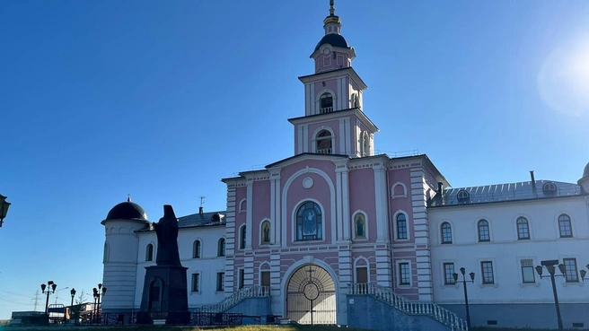У храма есть небольшой скверик с памятником