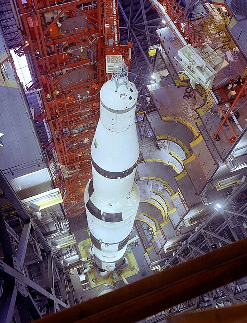 Автор: NASA Источник: <a href="https://pikabu.ru/story/pochemu_lyudi_ne_vyisazhivalis_na_lune_s_1972_goda_i_kogda_planiruyut_vernutsya_14353405?u=https%3A%2F%2Fcommons.wikimedia.org%2Fwiki%2FFile%253ASaturn-V-Apollo-4-VAB.jpg%3Futm_source%3Dchatgpt.com&t=commons.wikimedia.org&h=8adcd5cfa8446454cf447661ac1cc54a149059f8" title="https://commons.wikimedia.org/wiki/File%3ASaturn-V-Apollo-4-VAB.jpg?utm_source=chatgpt.com" target="_blank" rel="nofollow noopener">commons.wikimedia.org</a>