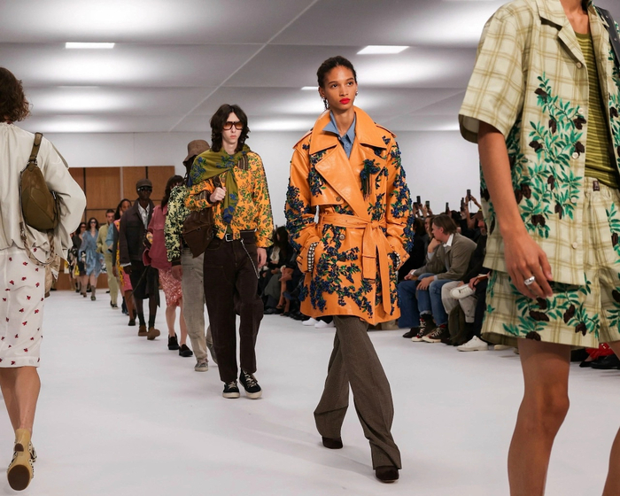 Модели демонстрируют изделия с растительным узором из коллекции Burberry meets Birtwell сезона весна-лето 2027 года.