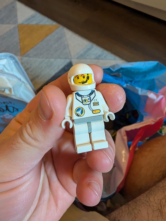 винтажная минифигурка астронавта серии LEGO Space Port (астронавт C1, номер на BrickLink: spp016), выпущенная в 1999 году. Цена от 500₽. Го нужно найти золотое забрало от шлема.