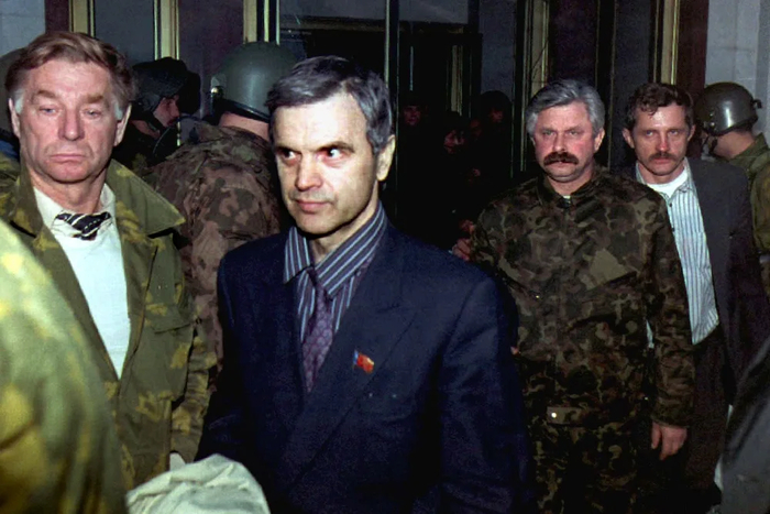Кровавая драма октября 1993го окончена. Кто-то отдохнёт в тёплой комнатке, кто-то в холодильнике.