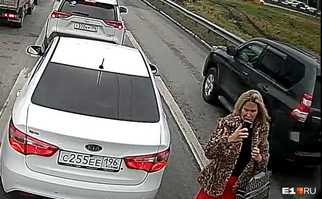 В транспортной компании призвали женщину добровольно компенсировать нанесенный ущерб Источник: камера наблюдения