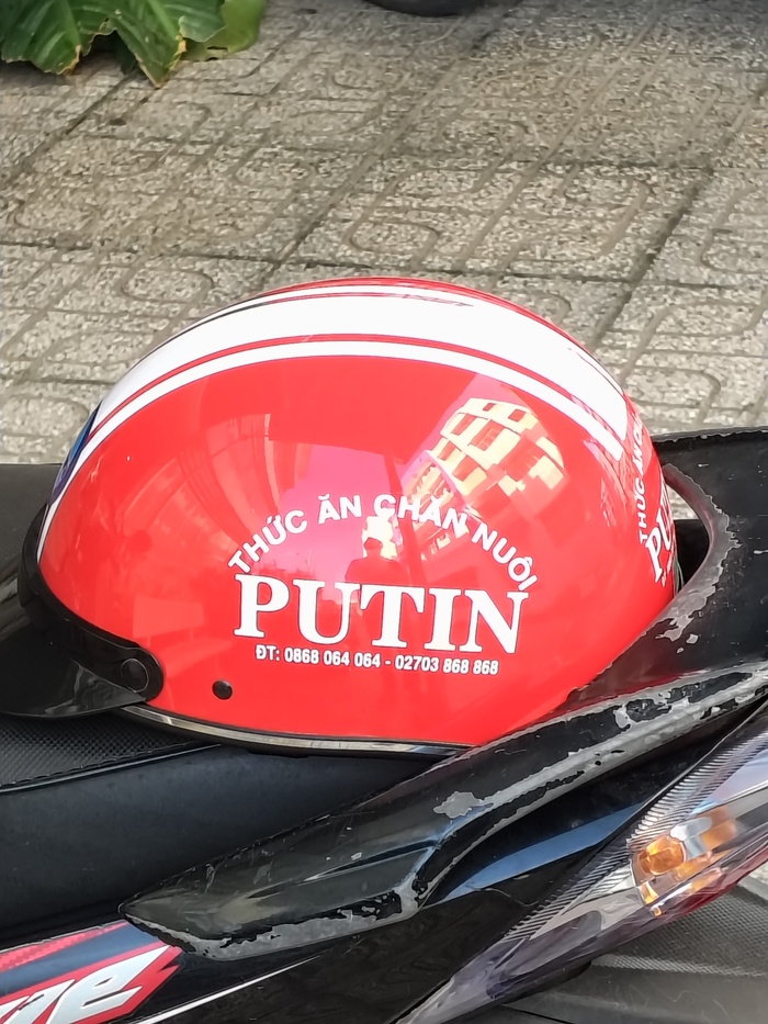 Шлем с названием организации
