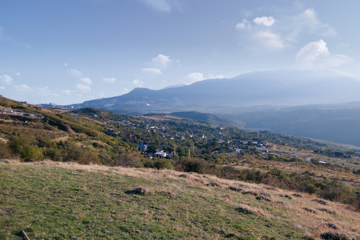 Крым, склон горы Демерджи, вид на село Лучистое