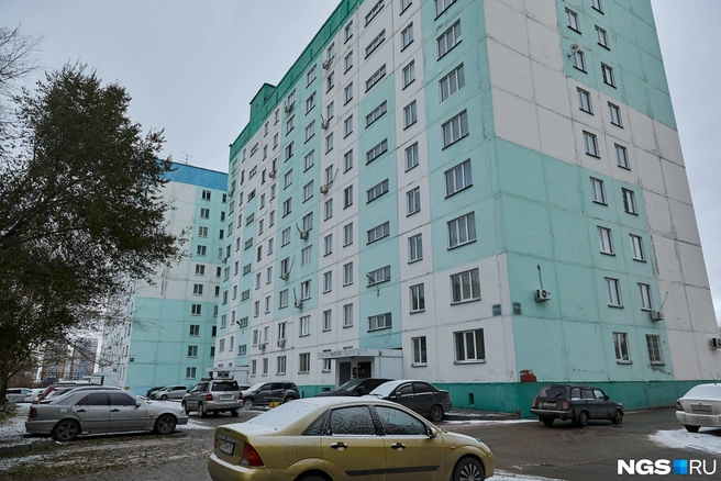 Этот дом в Новосибирске может похвастаться великолепным соседским сообществом, которое готово объединиться ради общего блага и даже потратить на это общие деньги Источник: Александр Ощепков / <!--noindex--><a href="https://pikabu.ru/story/zapakh_doshel_do_7go_yetazha_14469143?u=http%3A%2F%2FNGS.RU&t=NGS.RU&h=a9fb14a24481ef9ab4d67d48af867b55005294d1" title="http://NGS.RU" target="_blank" rel="nofollow noopener">NGS.RU</a><!--/noindex-->