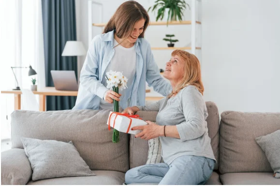 Что подарить маме на 14 февраля 2026 года: 40 идей от души